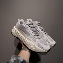 ADIDAS – YEEZY 700