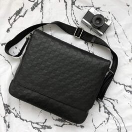 LOUIS VUITTON – SHOULDER BAG